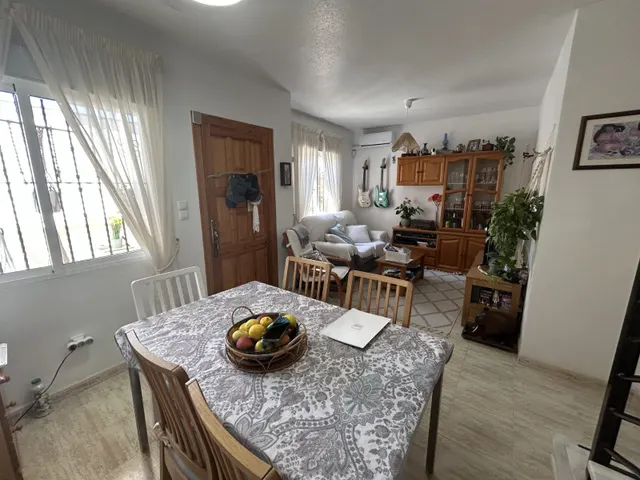 Apartamento esquinero luminoso y espacioso de dos plantas (aprox. 90 m2 - plantas 1 y 2) con gran terraza en la planta baja, 3 balcones (2 al sur y 1 al norte) y una gran piscina comunitaria. — 9