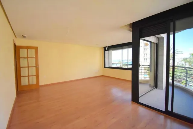 Amplio piso SE VENDE en Torrevieja – 3 habitaciones, terraza y garaje incluido — 4