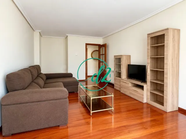 AMPLIO Y LUMINOSO PISO CON GARAJE Y TRASTERO EN ZONA POSÍO – - foto 2