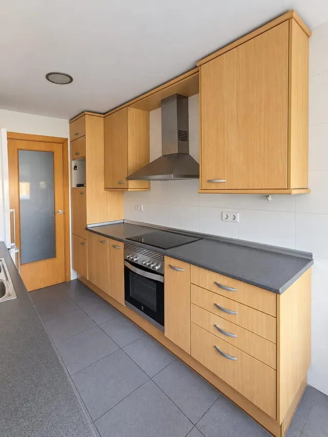 Piso exterior de 4 habitaciones con balcón y parking incluido en el centro de Reus — 20