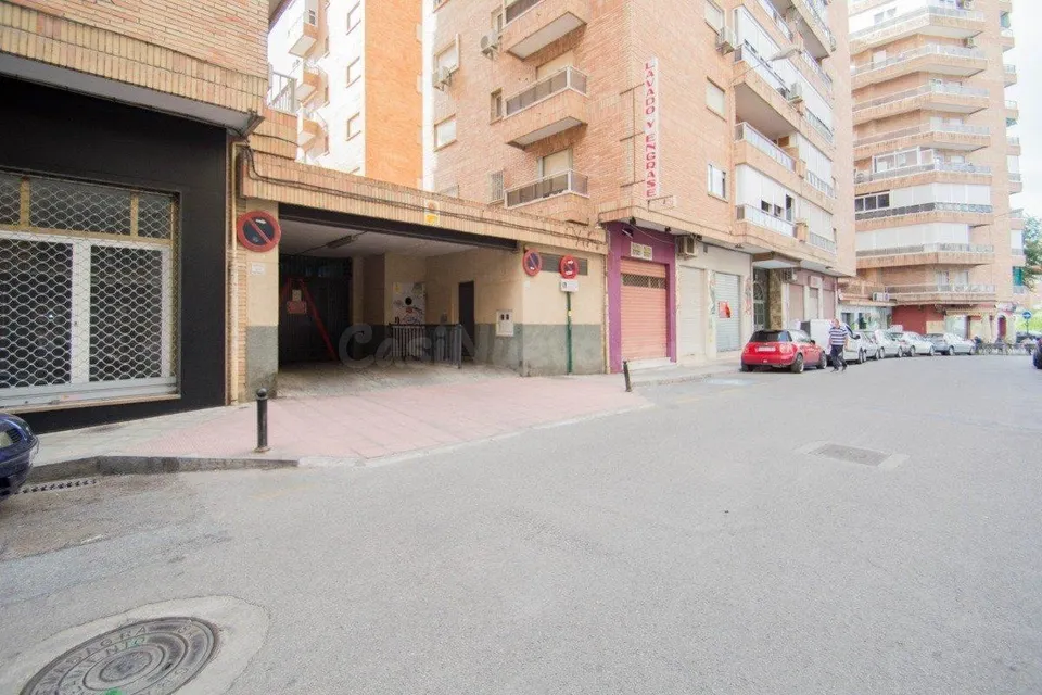 Se vende plaza de aparcamiento cerrada junto Alhamar
