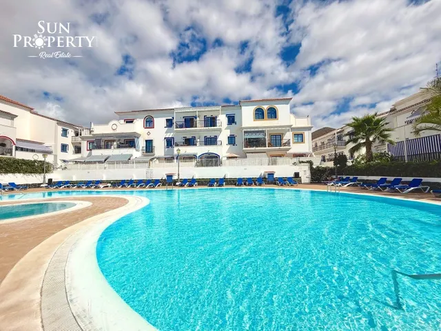 AMPLIO APARTAMENTO CON TERRAZA, PISCINA CLIMATIZADA Y PISTA 