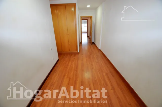 Amplitud y luminosidad para tu familia en este espacioso piso con ascensor y vistas despejadas — 13