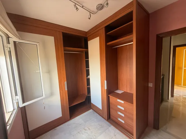 Casa adosada con terraza delantera, patio y 4 dormitorios — 9