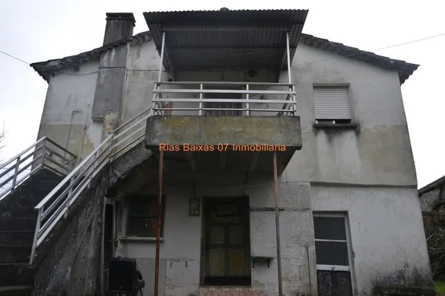 REF 2775 TRES CASAS PARA REHABILITAR CON 5588m2 TERRENO (MONDARIZ) — 2