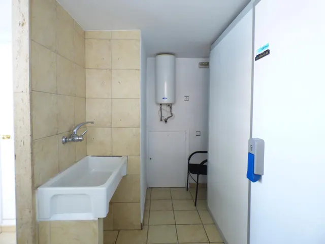 LOCAL TOTALMENTE ESQUINERO CON GRAN APARADOR EN ZONA DE PASO DE MANRESA EN VENTA — 10