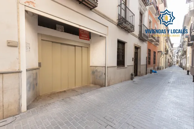 Piso en esquina con terraza y vistas a Plaza Mariana Pineda, Granada — 40
