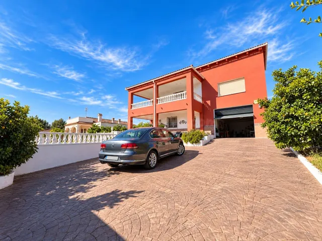 CHALET A CUATRO VIENTOS CON 338 M2, PISCINA Y GRANDES ESPACI - foto 2