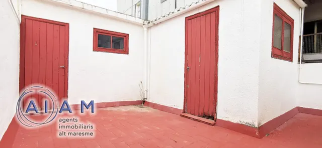 Edifidio con local y vivienda dúplex en carrer Església — 24
