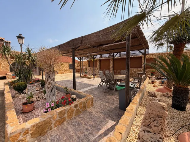 ESPECTACULAR VILLA CON ENCANTO MEDITERRANEO Y ENTORNO ECUEST - foto 2