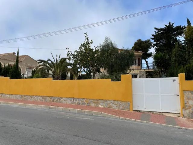 Casa con parcela en Los Balcones, Torrevieja. 5 dormitorios, 2 baños — 3