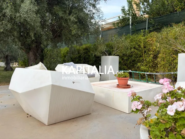 ESPECTACULAR CHALET DE DISEÑO EN URBANIZACIÓN CON PISCINA. — 10