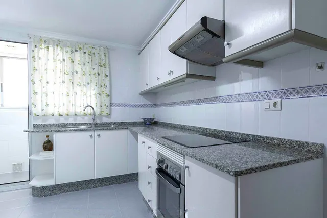 Amplia vivienda de 4 dormitorios con garaje, trastero y metro a pocos minutos — 8