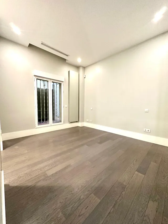 IMPRESIONANTE VIVIENDA EN CLAUDIO CUELLO ESQUINA JORJE JUAN — 40