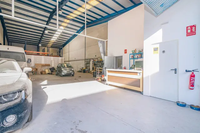 Nave industrial de 396 m2 con despacho y altillo en Vegas del Genil — 2