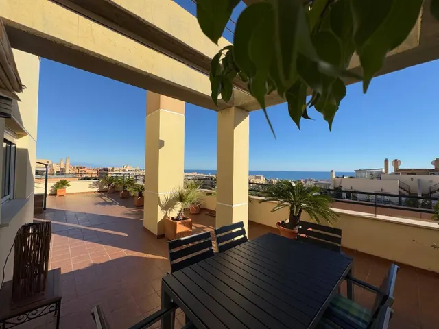 Ático Con Impresionantes Vistas Al Mar Y Cuatro Dormitorios En Torremolinos — 11