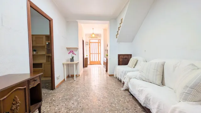 ¡Oportunidad única en la zona de Plaza de Barcelona!. Planta baja con entrada independiente y gran patio pisable. — 2