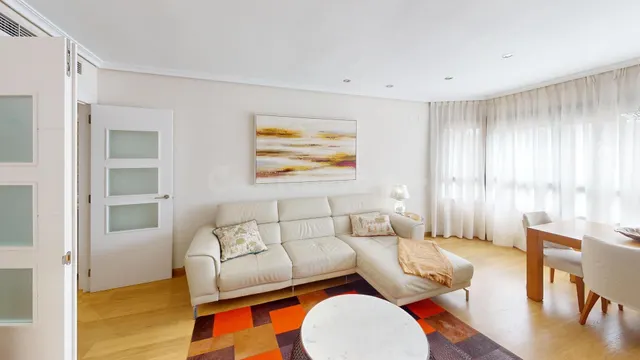 Amplia vivienda de 4 dormitorios junto a la Ciudad de las Ar