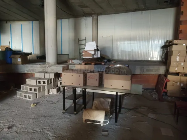 LOCAL COMERCIAL DE 280 M2 DE SUPERFICIE — 4