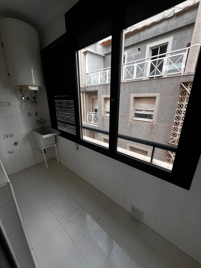 Amplio piso en alquiler en Torrevieja – 3 habitaciones, terraza y garaje incluido — 12
