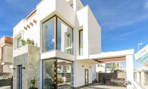 VILLA DE DISEÑO CON TODOS LOS LUJOS