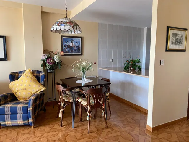 SE VENDE DÚPLEX AMUEBLADO. COCINA, SALÓN, 3 HAB., 2 BAÑOS, TRASTERO Y PLAZA DE GARAJE. — 6