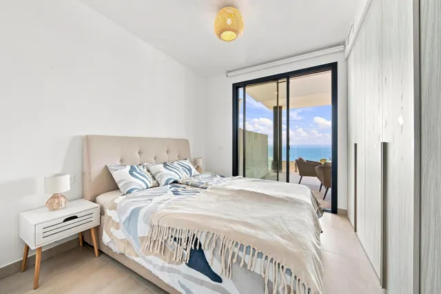 EXCLUSIVO APARTAMENTO DE 2 DORMITORIOS CON VISTAS PANORÁMICAS AL MAR – CARVAJAL, FUENGIROLA — 7