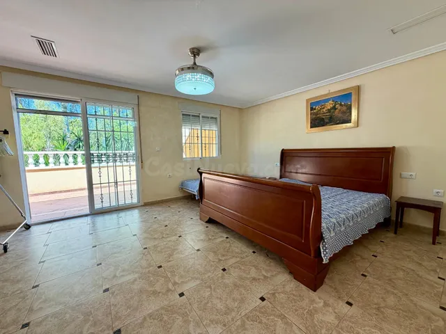 Villa independiente con piscina privada y 6 dormitorios junto a la Laguna Rosa de Torrevieja — 34