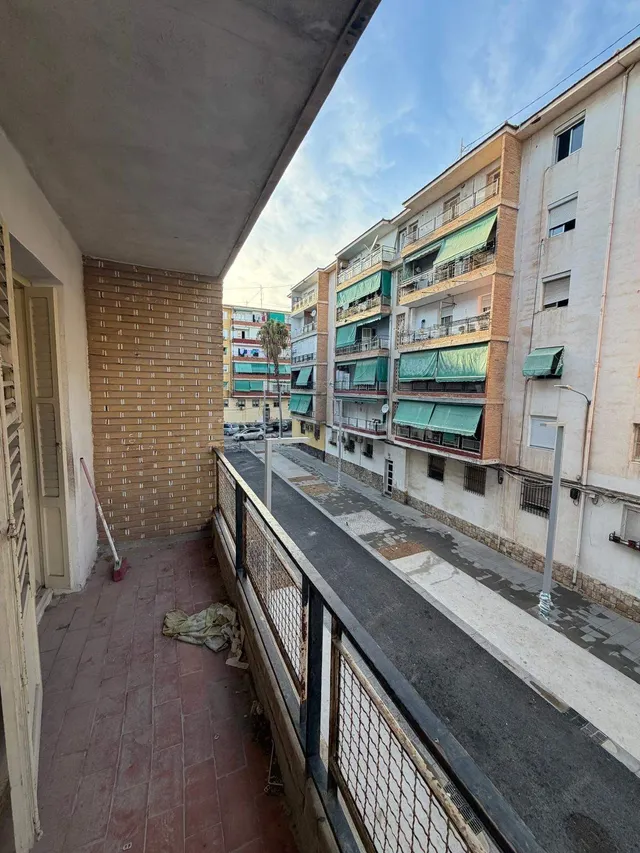 Piso para reforma integral en 2ª planta, con balcón y mucha 