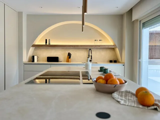 Espectacular vivienda reformada con jardín privado en Palm Beach, Marbella — 24