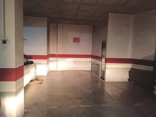 VENTA DE AMPLIA PLAZA DE GARAJE Y GRAN TRASTERO EN ASPE, ZON - foto 2