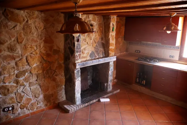 MASIA VALLADA CON PISCINA, ZONA PARA CABALLOS Y MAS DE 2 HECTAREAS DE TERRENO — 23