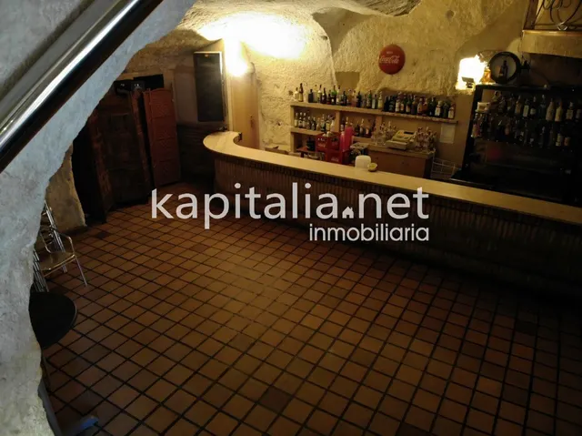 Bar en la emblemática población de Bocairent. — 23