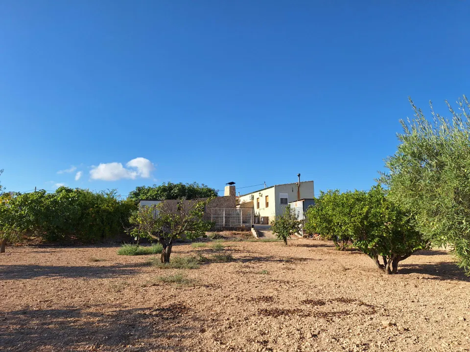 ¡Chalet con piscina a 858 €/m2!  4.000 m2 de parcela, 4 dormitorios y espacio para otra vivienda de 90 m2