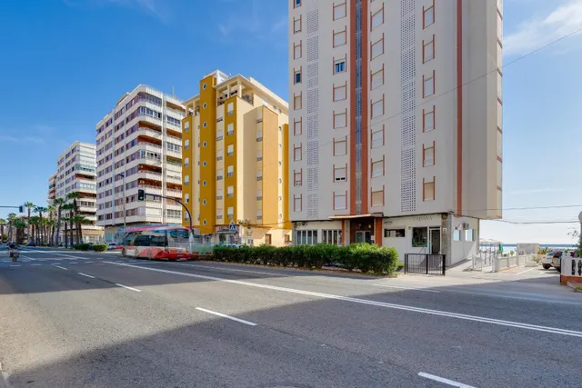 PRECIOSO APARTAMENTO TOTALMENTE REFORMADO CON VISTAS FRONTALES AL MAR — 47