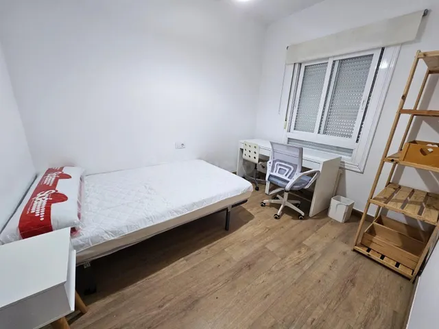 Amplio piso de cuatro habitaciones disponibles perfecto para