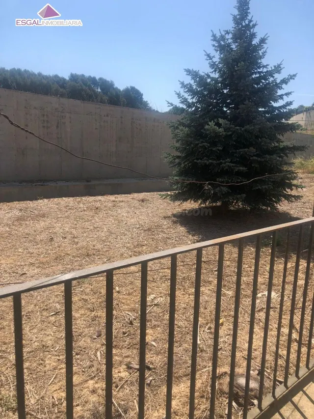 Se vende casa con jardín en Barbastro - foto 3