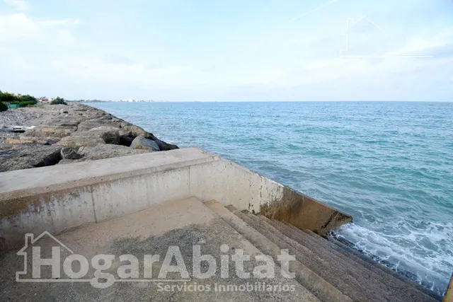 TERRENO URBANO EN PRIMERA LÍNEA JUNTO AL MAR — 42