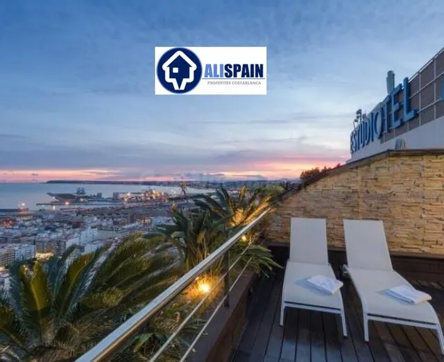 EXCLUSIVO ÁTICO CON ESPECTACULARES VISTAS AL MAR Y ALICANTE 