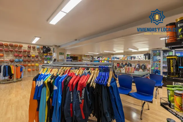 Amplio local comercial en una de las zonas más consolidadas de Granada con salida a dos calles — 7