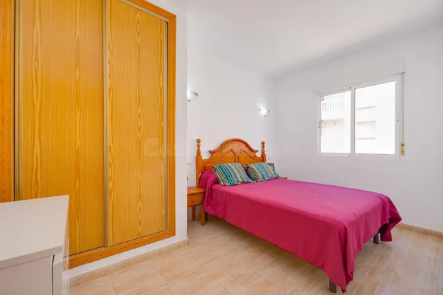Apartamento de 2 dormitorios con piscina comunitaria en Torrevieja — 4