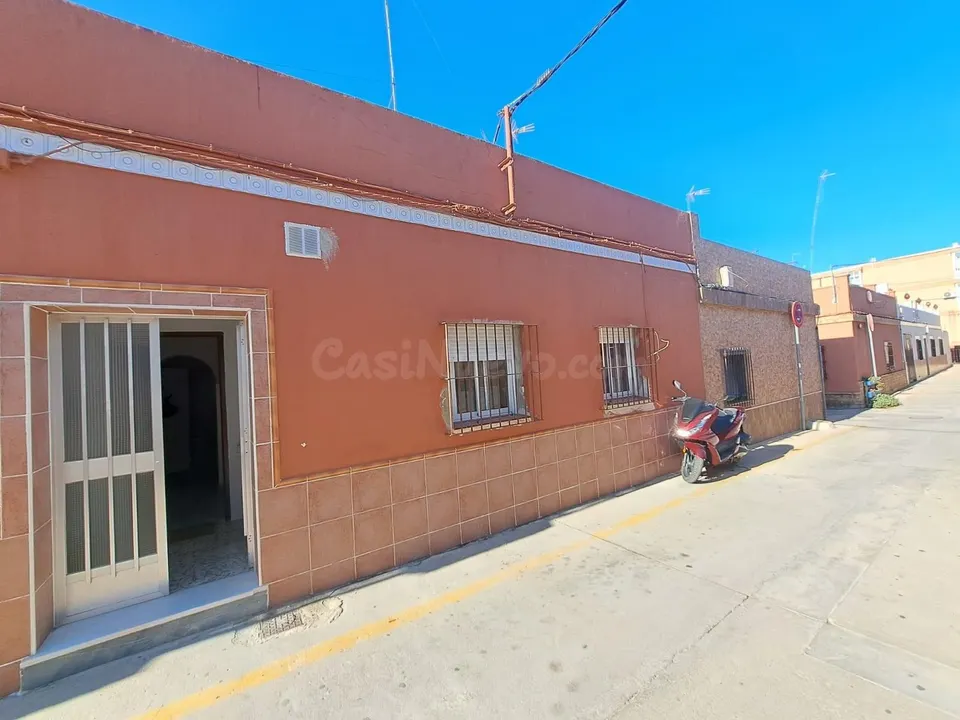 Casa de una sola planta con patio y azotea independiente en El Arenal