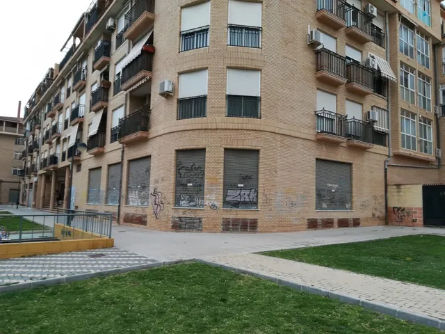 Se vende local cormercial de 303 m2 en Elda. — 2