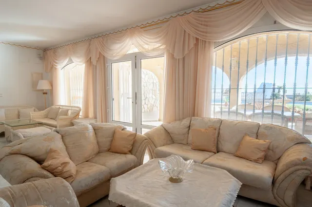 Amplia villa con vistas panorámicas al mar y pista de tenis privada en Calpe — 28