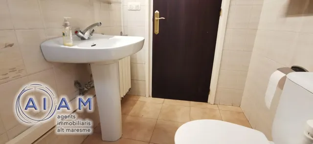 Edifidio con local y vivienda dúplex en carrer Església — 11