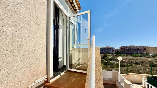 Apartamento con vistas al mar, piscina y licencia turística en La Mata, Torrevieja — 18