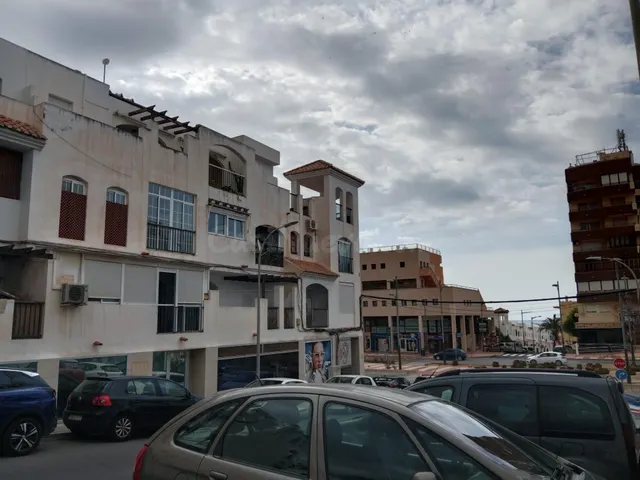Amplio piso en Aguadulce con vistas y muchas posibilidades p - foto 2