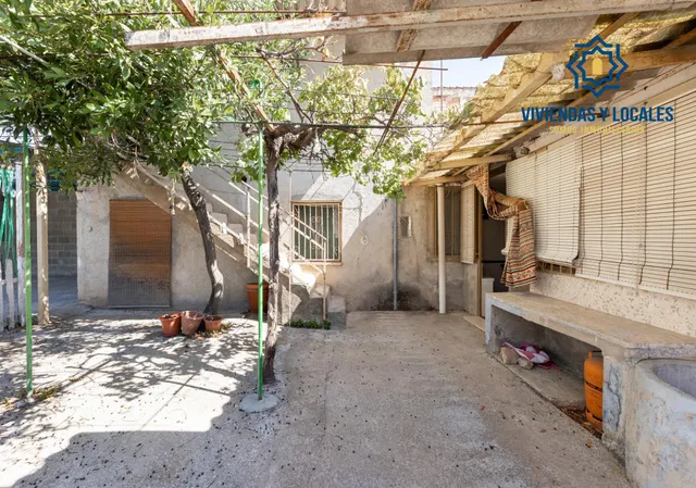 ¡CASA EN UNA SOLA PLANTA, CREA TU VIVIENDA IDEAL EN ALBOLOTE! Casa en una sola planta con patio, garaje y un gran potencial. — 23