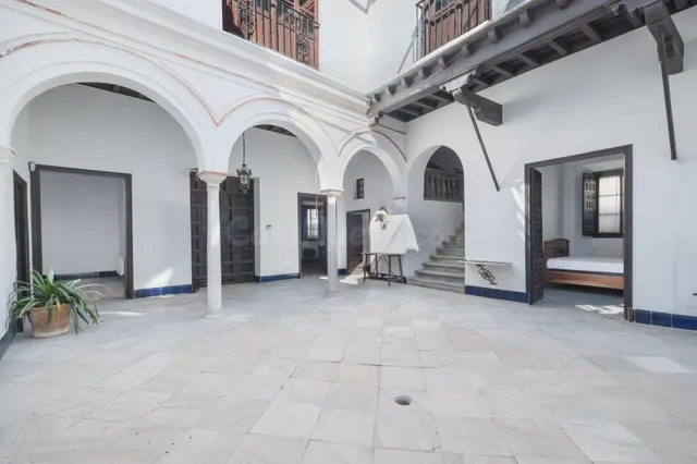 PRECIOSA CASA PALACIO DE ESQUINA A DOS PASOS DE LA CALZADA - foto 4