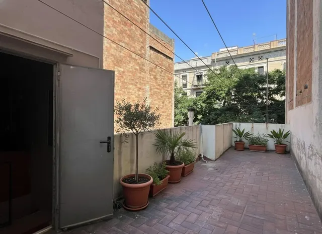 CASA JUNTO MERCAT DE SANT ANTONI — 24